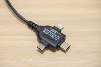 画像：USBマルチ充電器